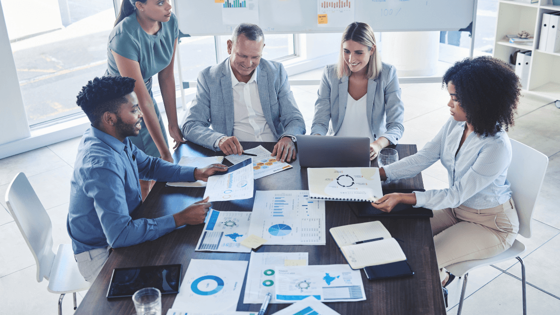 أهمية تحديد واستخدام مؤشرات الأداء الرئيسية (KPIs) لتقييم أداء الموظفين